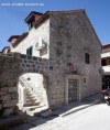 Apartman Jadro nalazi se u centru Splita koji broji preko 1700 godina. Uz staru Dioklecijanovu palaču, Split će Vas oduševiti malim uličicama koje se 