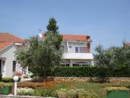 Apartmani Keran je u sklopu obiteljske kuće u Sukošanu, 10 km od Zadra, u neposrednoj blizini marine Dalmacija.