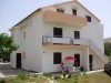 Prostrani apartmani, u malom mirnom mjestu Vlašići na otoku Pagu, koji se sastoje od 2 spavaće sobe, kuhinje s blagovaonom i WC-om